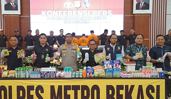 Polres Metro Bekasi menggelar rilis pengungkapan penjualan barang kedaluarsa, tiga pelaku ditangkap, barang ilegal dijual melalui e-commerce.
