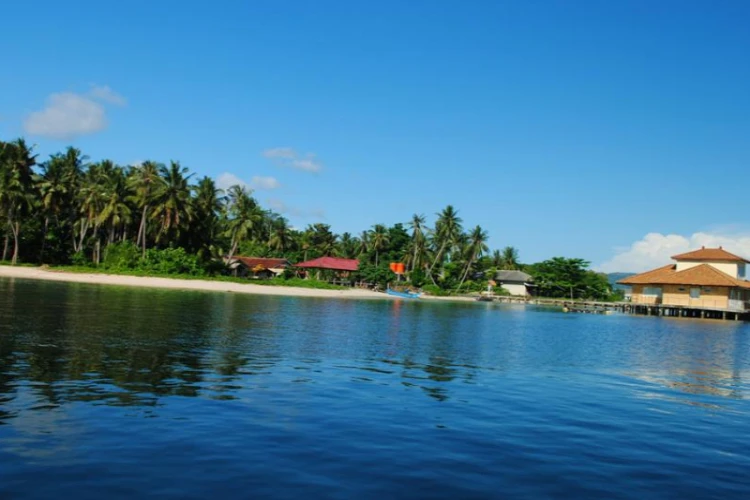 Ket Foto: Foto dari objek wisata, Pantai Marina Lampung yang sangat Indah di Lampung (Foto/Web/direktoripariwisata.id)