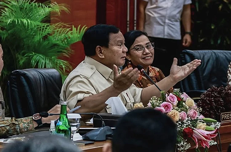Potret Presiden RI, Prabowo Subianto ketika berbicara di suatu rapat Bersama menterinya