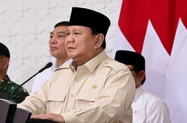Prabowo beri sinyal reshuffle kabinet, tegaskan akan menindak pejabat ndableg yang tak patuh pada pemerintahan bersih.