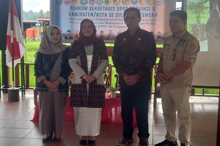 Ket. Foto: Sekda Sulawesi Tengah Membuka Rakor Forum Komunikasi Sekretaris DPRD
