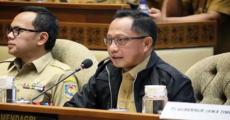 Potret Menteri Dalam Negeri RI, Tito Karnavian sedang mengikuti suatu rapat