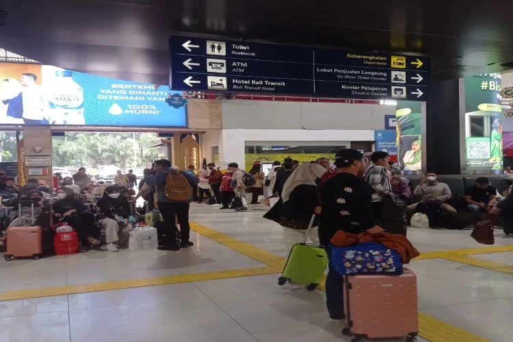 19.315 penumpang padati Stasiun Gambir hari ini, Minggu 7 April 2024.