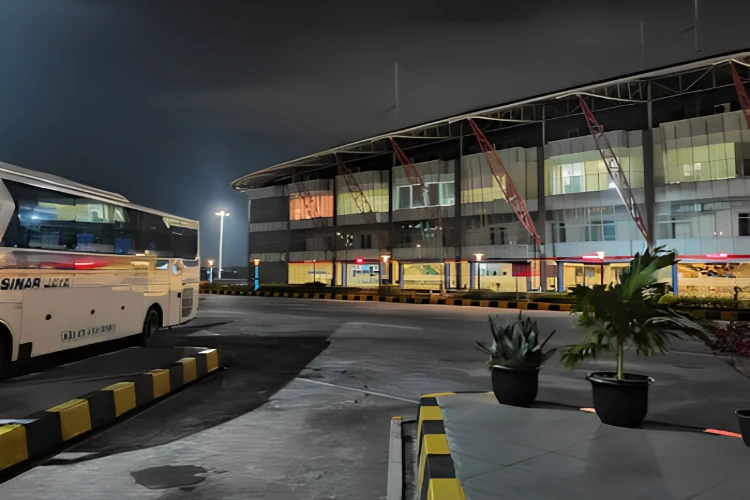 Ket. Foto: Tiket Bus AKAP di Terminal Pulo Gebang Dikabarkan Habis Terjual hingga Keberangkatan untuk Hari Minggu