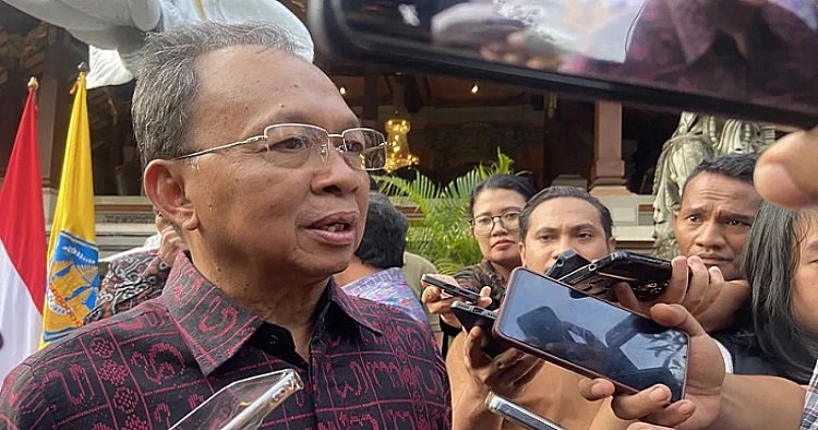 Potret Gubernur Bali Wayan Koster ketika menyampaikan keterangan kepada awak media