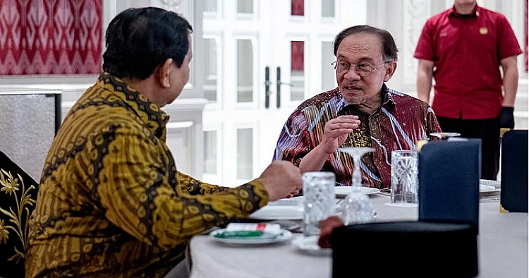Potret Perdana Menteri (PM) Malaysia Anwar Ibrahim ketika berdiskusi dengan Presiden RI, Prabowo Subianto