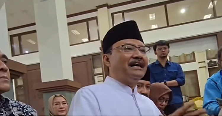 Tangkap layar video yang menampilkan Menteri Sosial Saifullah Yusuf Gubernur sedang menyampaikan keterangan kepada awak media