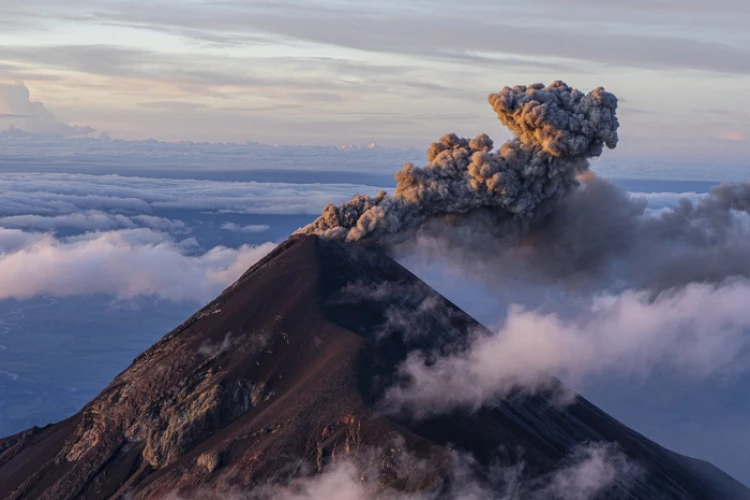 Kembali erupsi hingga dua kali, tinggi kolom letusan Gunung Semeru capai 800  meter dari atas puncak.