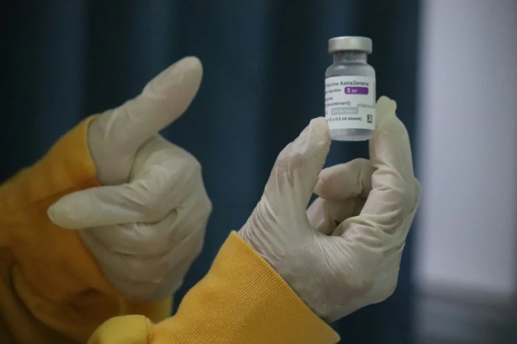 Dugaan vaksin Astrazeneca punya efek samping membuat seseorang kekurangan trombosit viral di media sosial. Cek faktanya.