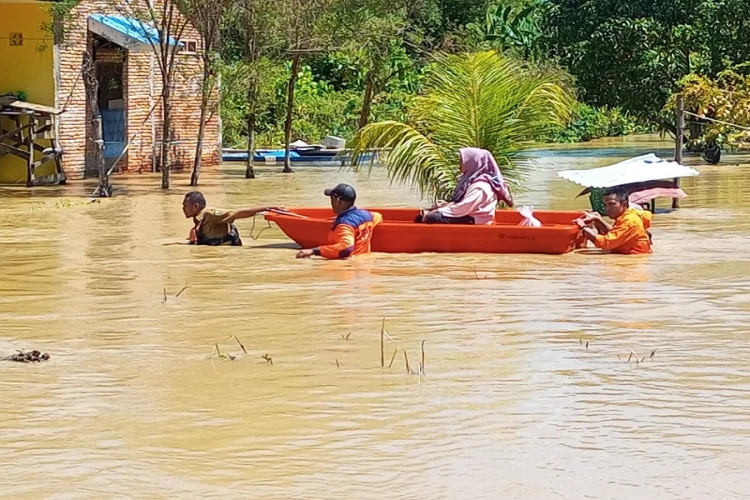 16 desa di Kabupaten Luwu masih terisolir akibat banjir dan tanah longsor yang melanda di 7 kabupaten di Sulawesi Selatan.
