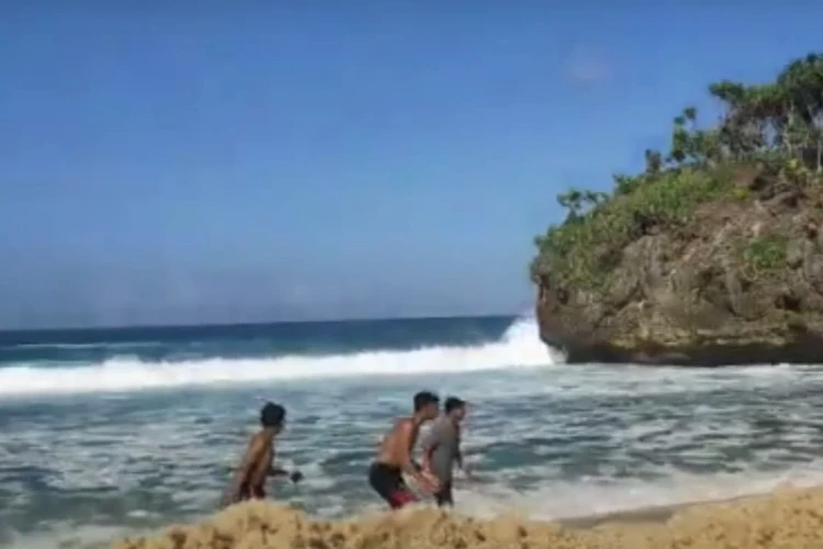 Ket Foto: Pantai Banyu Meneng yang Terletak di Kota Malang