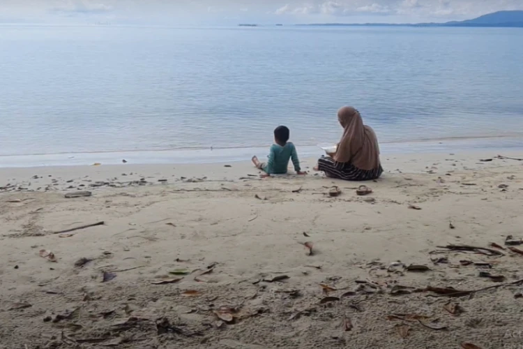 Ket Foto: Pantai Armifa di Pulau Lingga