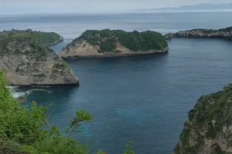 Ket Foto: Bukit Molenteng di Nusa Penida, Bali