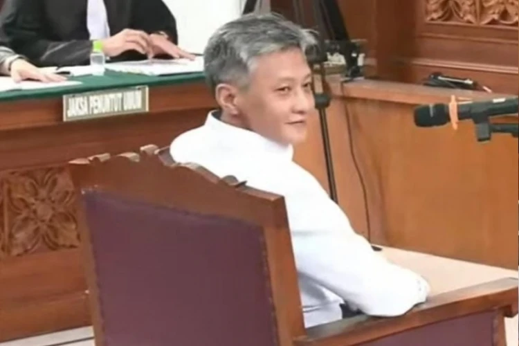 Brigjen Hendra Kurniawan telah mendapatkan pembebasan bersyarat setelah menjalani hukuman selama setahun dari vonis 3 tahun yang diberikan.