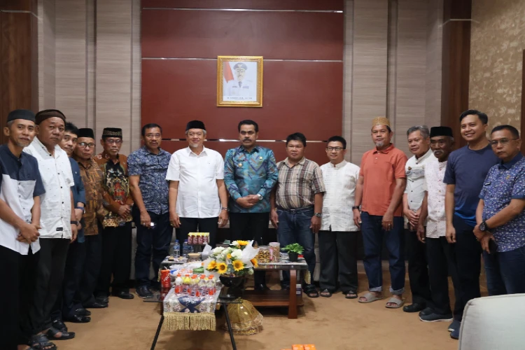 Ket. Foto: Pj Bupati Pinrang, H. Ahmadi Akil, Menerima Audiensi Pengurus Masjid Raya Pinrang, Peserta Duta Pendidikan Indonesia Asal Pinrang, dan Pengurus BSI