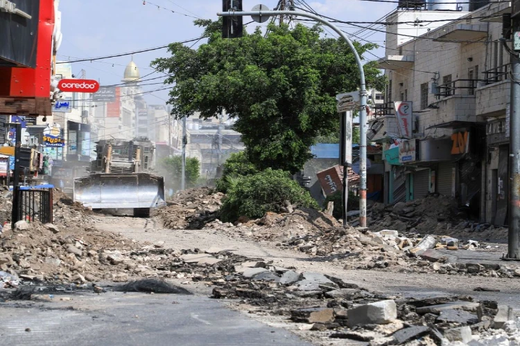 Ket. Foto: Sekelompok Warga Penjajah Israel Mengusir Itamar Ben-Gvir, yang Merupakan Menteri Keamanan Nasional, dari Sebuah Pantai di Tel Aviv