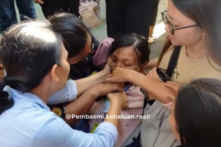 Ket Foto: Istri Nyoman Sukena terdakwa yang disidangkan akibat pelihara landak syok hingga pingsan.