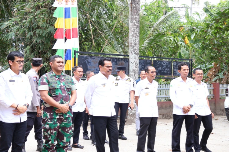 Ket. Foto: Pj Bupati Pinrang, H. Ahmadi Akil, Melakukan Kunker ke Sejumlah Fasilitas Pendidikan dan Kesehatan di Kecamatan Suppa