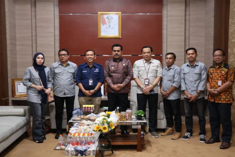 Ket. Foto: Pj Bupati Pinrang Menerima Audiensi dari Perumda Manuntung Sukses dan Borneo Food Kota Balikpapan