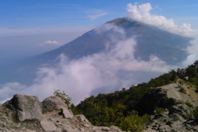 Ket. Foto: Gunung Merapi Muntahkan 15 Kali Guguran Lava