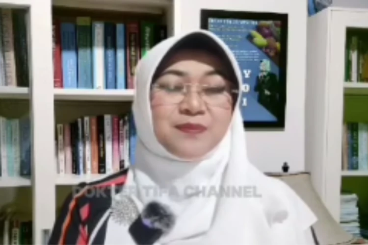 Tangkap layar video yang menampilkan Dokter Tifa, pegiat media sosial yang komentari kondisi pertemanan Wapres terpilih, Gibran