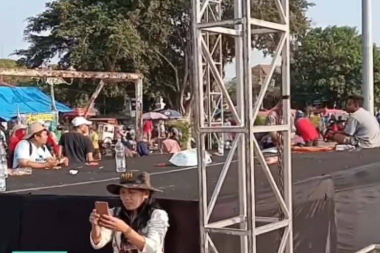 Tangkap layar video viral panggung  tanpa panitia acara palsu yang mengatasnamakan HUT Yogyakarta di Alun-alun Selatan