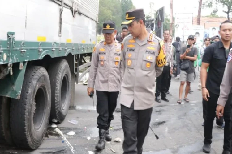 Kecelakaan maut di Cipondoh, Kota Tangerang, menyebabkan tewasnya beberapa pengendara, dengan polisi menetapkan kernet truk sebagai tersangka utama.