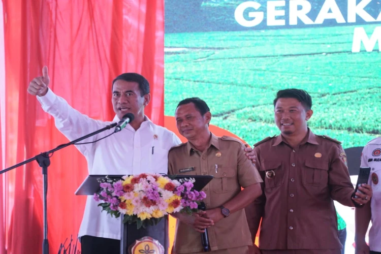 Menteri Amran Sulaiman minta copot manajer Pupuk Indonesia karena masalah distribusi pupuk yang merugikan petani.