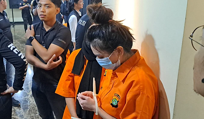 Polisi tangkap Ria Agustina di Riau. Temukan tujuh pasien dalam perawatan ilegal tanpa kualifikasi medis yang sah.