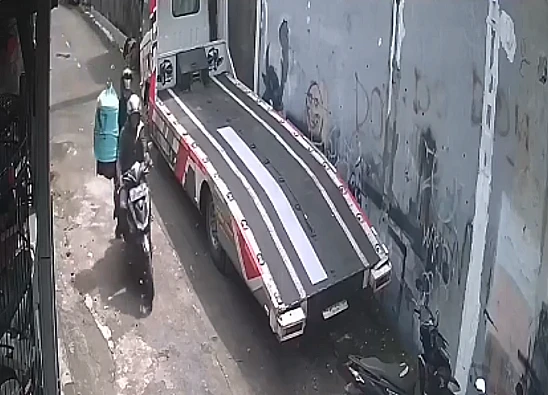 Tangkap layar CCTV yang memperlihatkan dua pria mecoba melarikan diri usai mencuri burung di Sleman