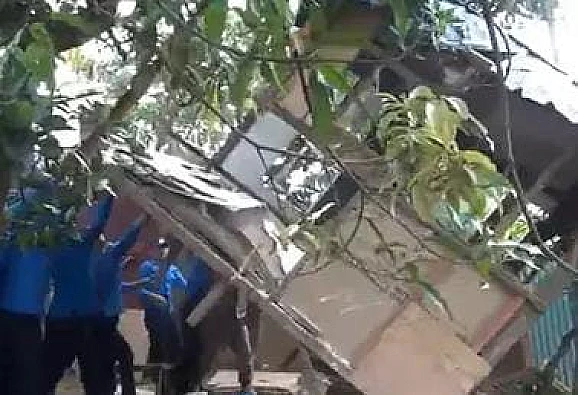 Razia narkoba di Kampung Aceh Batam, polisi amankan enam pelaku dan tiga rumah pengedar langsung dirobohkan.