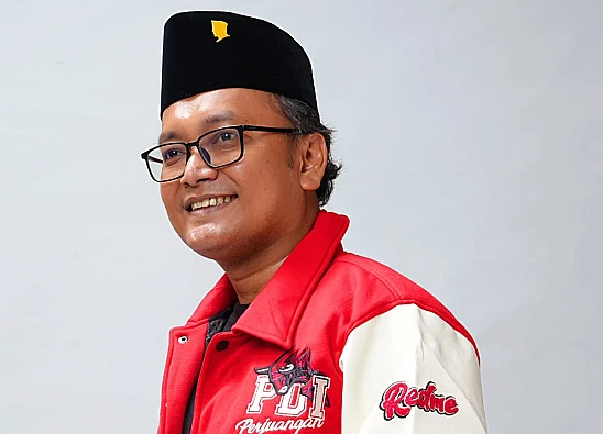 Potret politikus PDI Perjuangan, Guntur Romli yang menanggapi soal KPK menggeledah rumah Hasto Kristiyanto