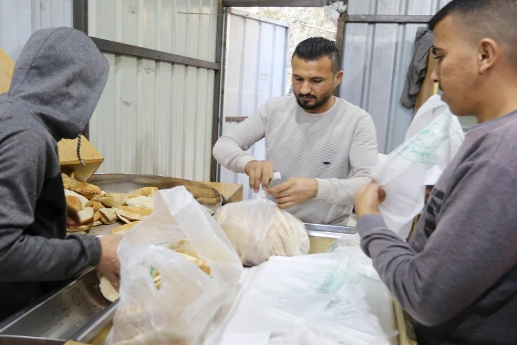 Ket. Foto: Mengingat Perang Masih Belum Berhenti hingga Sekarang, Seorang Warga Palestina Menceritakan Perjuangannya untuk Mendapatkan Makanan