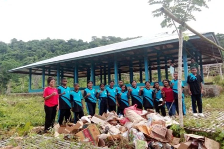 Ket. Foto: Siswa dan Guru IPS SMP 47 Ojang, Maria Margaretha Tewo, S.Pd, dan Maria Milenenina Peni Lewuk, S. Kom, di Pasar Desa Kringa, Sikka, NTT