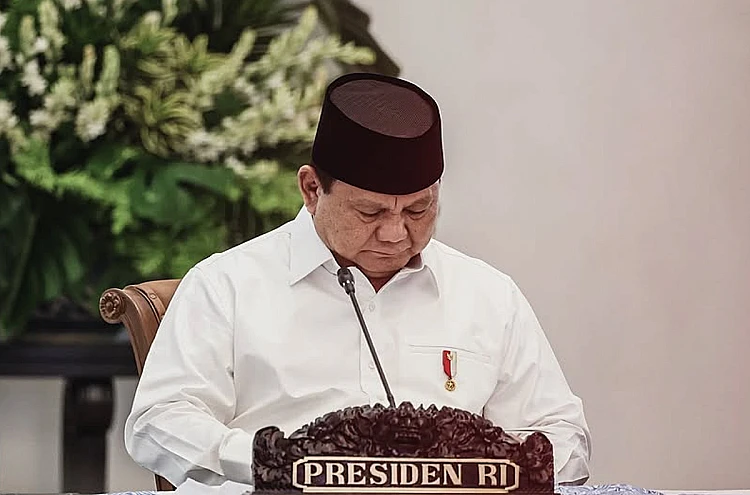 Potret Presiden Indonesia, Prabowo Subianto sedang memimpin sebuah rapat
