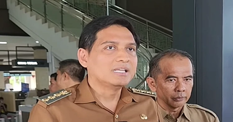 Tangkap layar video yang menampilkan Bupati Indramayu, Lucky Hakim sedang menyampaikan penjelasan di depan awak media