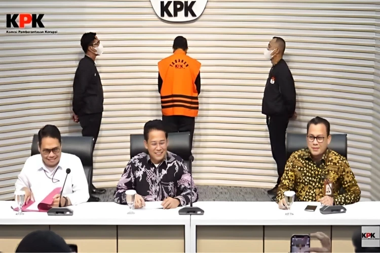 KPK menahan Bupati Sidoarjo, tersangka kasus dugaan pemotongan insentif ASN di BPPB Pemkab Sidoarjo.