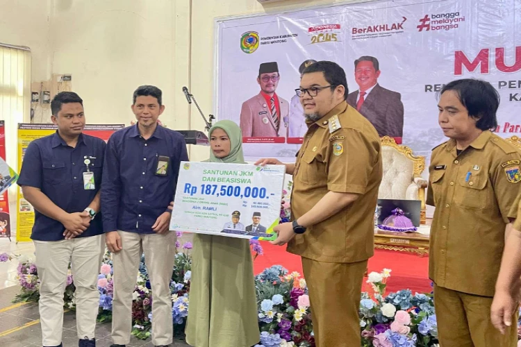 Ket. Foto: Pemkab Parigi Moutong dan BPJAMSOSTEK Menyerahkan Santunan kepada Ahli Waris Senilai 297 Juta Rupiah
