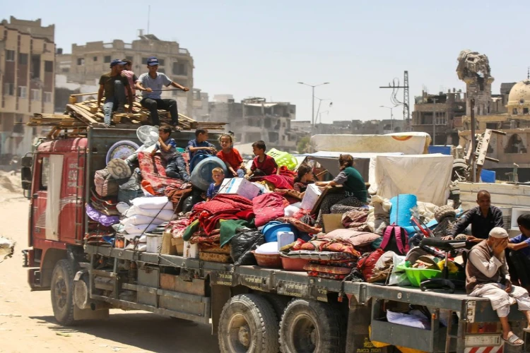 Ket. Foto: Warga Palestina Melakukan Evakuasi Mendesak di Kota Gaza