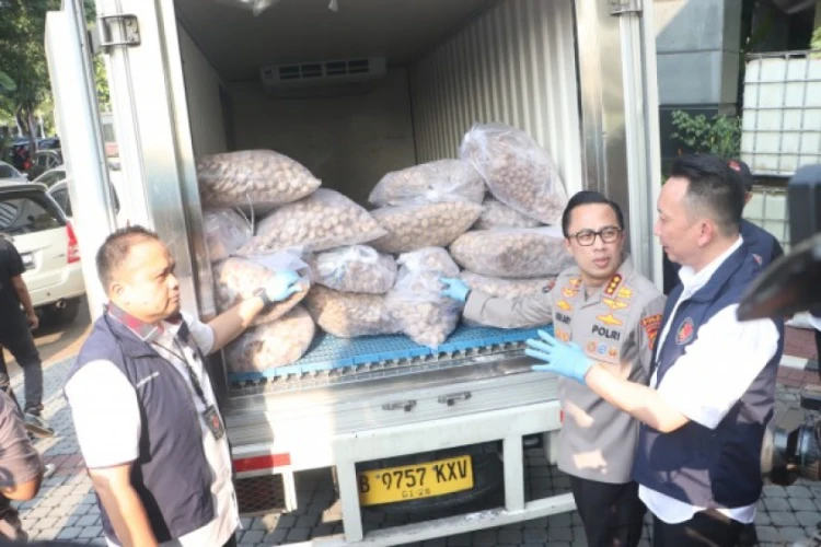 Polda Metro gerebek pabrik bakso ilegal yang memproduksi ratusan ribu butir per hari dengan bahan baku jeroan sapi terbongkar.