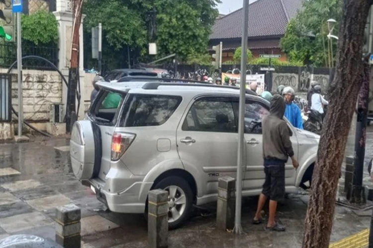 Bocah 9 tahun nekat membawa mobil tetangganya hingga alami kecelakaan di Kemang karena terinspirasi dari game di internet.