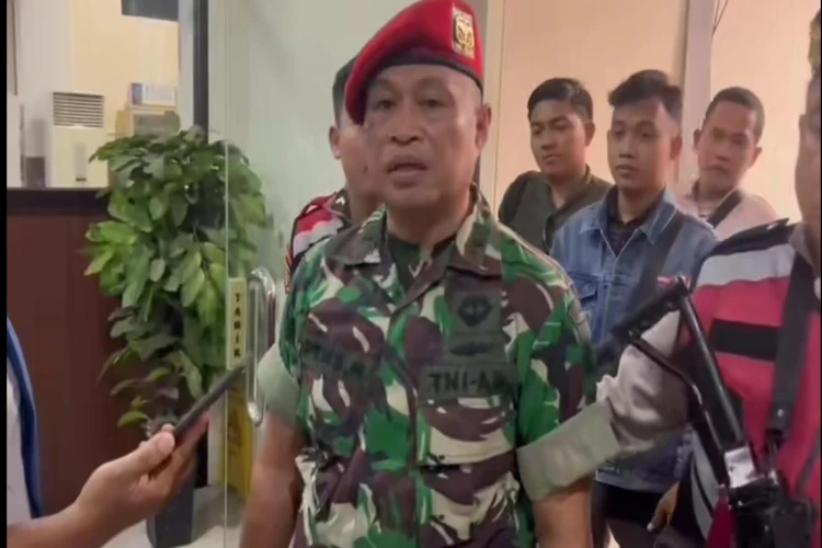 Viral aksi terdakwa kasus penipuan dan penggelapan yang mengaku sebagai anggota TNI AD aktif yang berdinas di Kopassus Cijantung.
