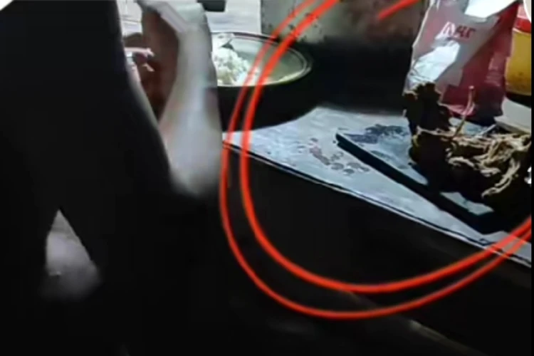 Pria yang diketahui sebagai pemilik kos itu viral lantaran memakan daging kucing.