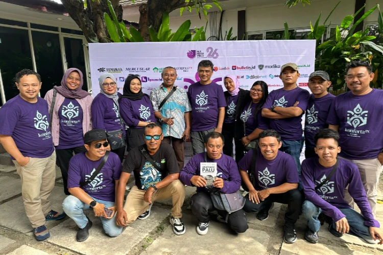 Ket. Foto: Sekjen AJI, Bayu Wardhana, Menyampaikan Pers di Provinsi Sulawesi Tengah Diajak Menjaga Ruang Redaksi dari Intervensi Politik