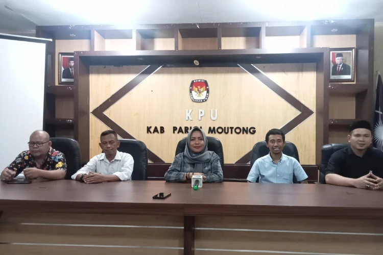 Ket Foto: Lima Komisioner KPU Parigi moutong saat menerima perbaikan berkas Cakada