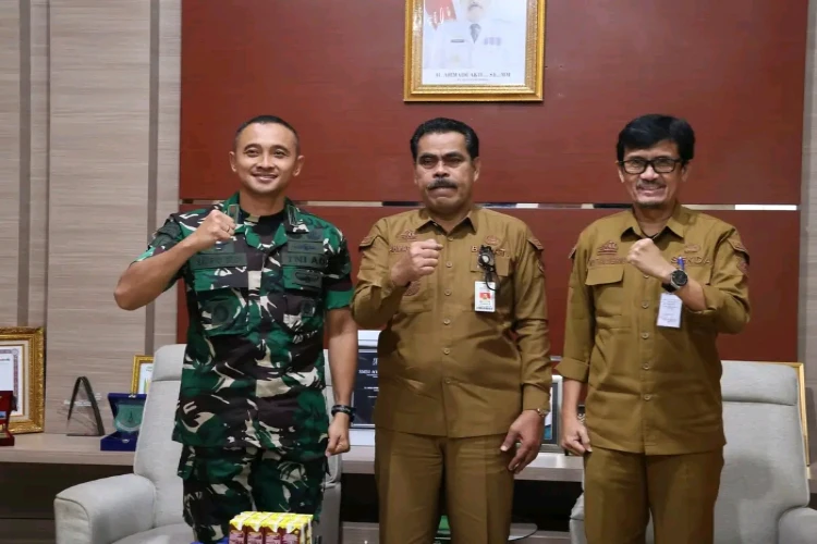 Ket. Foto: Pj Bupati Pinrang, H. Ahmadi Akil, Menerima Audiensi dari Komandan Batalyon Infanteri 721/Makkasau