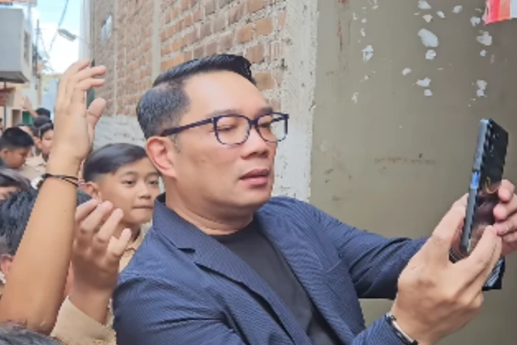 Tangkap layar video Ridwan Kamil ketika melakukan foto bersama dengan anak-anak sekolah