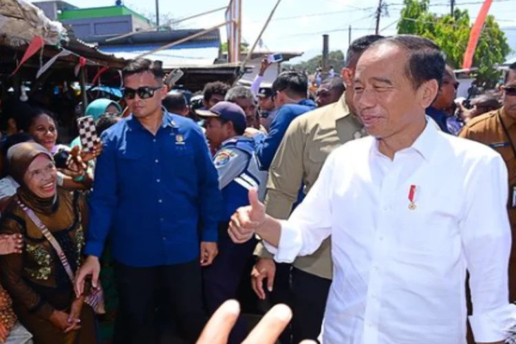 Foto Presiden Joko Widodo atau Jokowi yang tengah menyapa warga Indonesia di jalan