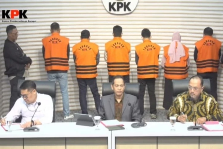Operasi tangkap tangan KPK di Kalimantan Selatan mengungkap dugaan korupsi melibatkan empat pejabat.