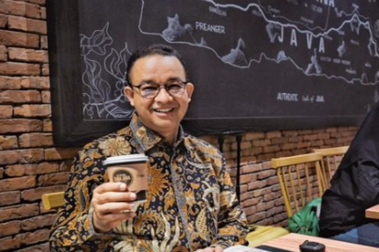 Foto Anies Baswedan memegang minuman, mantan Capres RI yang diisukan bakal gabung cabinet Prabowo Subianto